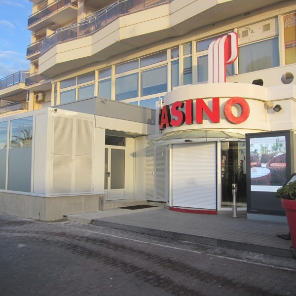 - Terrasse du casino après réalisation de la salle fumeurs, vue côté entrée principale, Palavas (34).